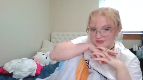 Snapshot of petite_cupcake chatting on 02-20-25, 10:48 Little cupcake online show from 02-20-25, 10:48