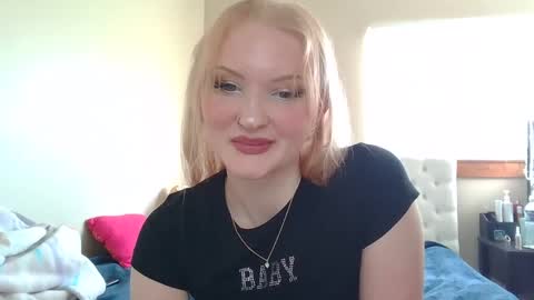 Snapshot of petite_cupcake chatting on 02-21-25, 07:21 Little cupcake online show from 02-21-25, 07:21