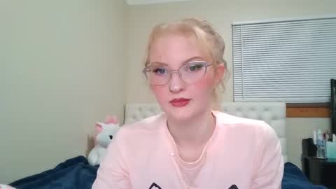 Snapshot of petite_cupcake chatting on 02-25-25, 11:55 Little cupcake online show from 02-25-25, 11:55
