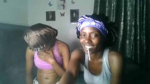 petite_queen69 online show from 06-21-26, 10:34