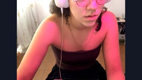 Snapshot of petitecurlybrunette chatting on 03-31-26, 05:46 Mlian online show from 03-31-26, 05:46