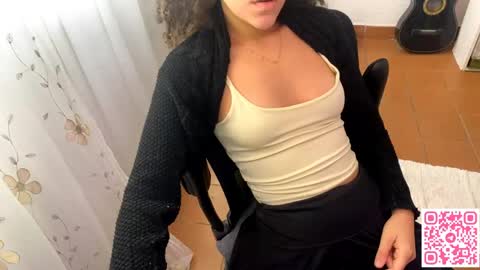 Snapshot of petitecurlybrunette chatting on 06-01-26, 04:20 Mlian online show from 06-01-26, 04:20