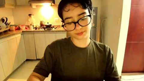 Snapshot of petitee_lunna chatting on 06-08-26, 01:09 Lunna online show from 06-08-26, 01:09