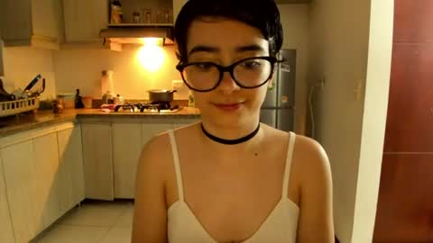 Snapshot of petitee_lunna chatting on 06-12-26, 01:48 Lunna online show from 06-12-26, 01:48