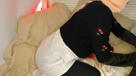 Snapshot of petitegirlypop chatting on 09-28-25, 02:11 petitegirlypop online show from 09-28-25, 02:11