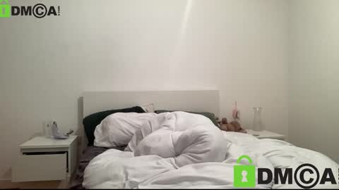 lara online show from 12-21-25, 04:36