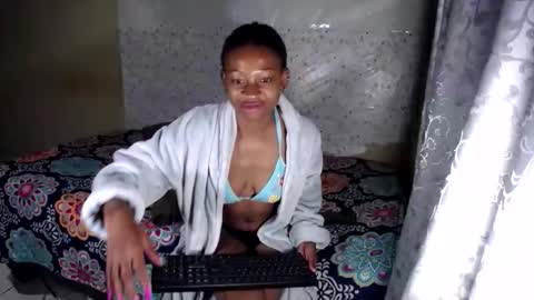 Snapshot of petitesammy chatting on 05-13-26, 06:05 petitesammy online show from 05-13-26, 06:05