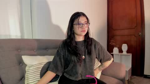 Snapshot of petitesophi chatting on 06-12-26, 11:14 Sofa online show from 06-12-26, 11:14