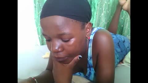 petitesweetchiq online show from 12-20-25, 11:06