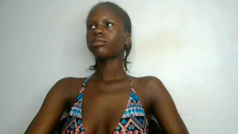Snapshot of petitgirl88 chatting on 07-09-26, 06:39 petitgirl88 online show from 07-09-26, 06:39
