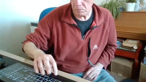 Snapshot of petitwilly chatting on 05-21-26, 04:36 petitwilly online show from 05-21-26, 04:36