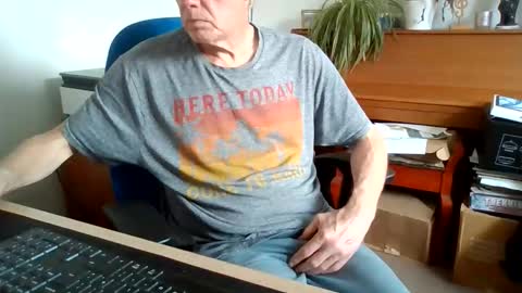 Snapshot of petitwilly chatting on 06-02-26, 12:51 petitwilly online show from 06-02-26, 12:51