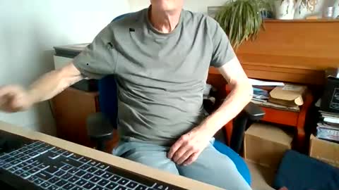 Snapshot of petitwilly chatting on 06-08-26, 09:31 petitwilly online show from 06-08-26, 09:31