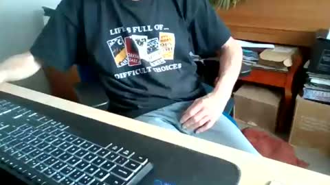Snapshot of petitwilly chatting on 06-15-26, 09:00 petitwilly online show from 06-15-26, 09:00