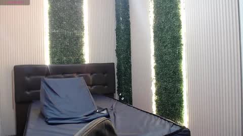 Moon  online show from 11-25-25, 11:21