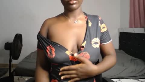 Snapshot of phat_pussylips chatting on 04-28-26, 01:15 tatiana online show from 04-28-26, 01:15