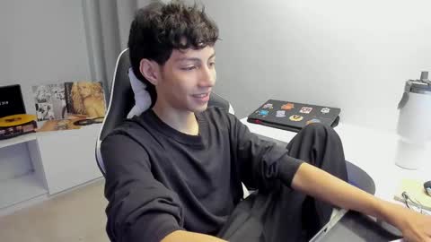 Phil.   INDEPENDENT MODEL online show from 03-08-25, 07:38