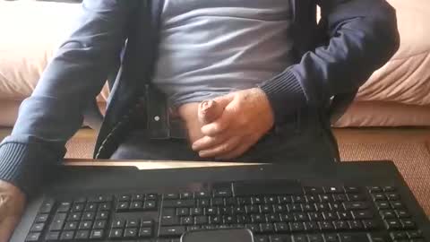 Snapshot of piavola chatting on 06-11-26, 12:14 piavola online show from 06-11-26, 12:14