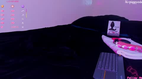 Snapshot of piggy_eddy chatting on 05-15-26, 10:44 Eddy Brock... Its a pleasure to talk to... online show from 05-15-26, 10:44