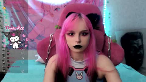 Snapshot of pineapple_dope chatting on 12-19-24, 06:23 Nancy online show from 12-19-24, 06:23