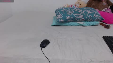 pink_love_25 online show from 12-21-25, 05:14