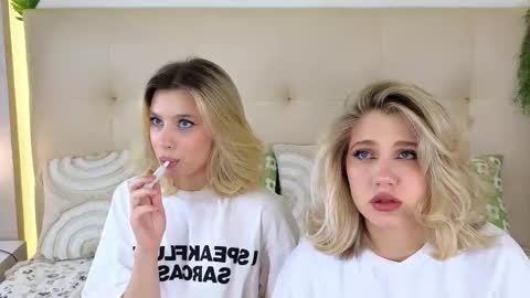 Adele online show from 11-20-25, 08:36