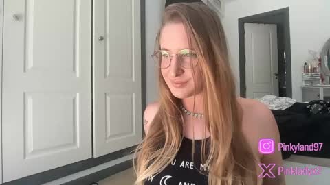 Snapshot of pinkladyx2 chatting on 05-21-26, 01:18 pinkladyx2 online show from 05-21-26, 01:18