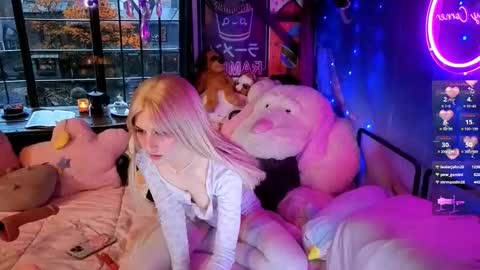 Snapshot of pinkocean3 chatting on 11-28-25, 07:16 Gwenie online show from 11-28-25, 07:16