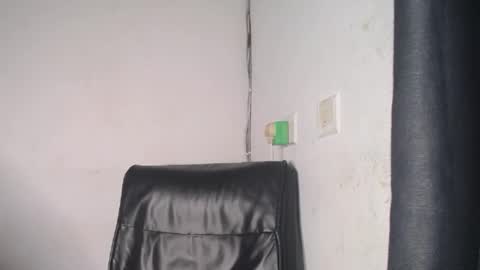 Snapshot of pinky_pussy68635 chatting on 10-06-25, 04:43 Arena online show from 10-06-25, 04:43