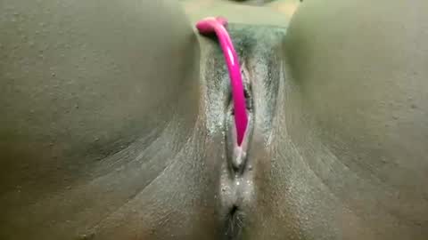Snapshot of pinkylips_ebony chatting on 06-24-26, 06:40 pinky online show from 06-24-26, 06:40