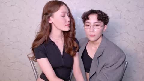 Snapshot of pinkylovers chatting on 07-21-26, 01:24 Li long hair and Ru short hair online show from 07-21-26, 01:24