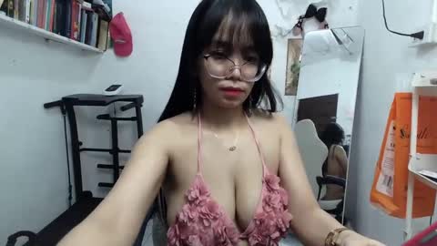 Snapshot of pinkyrosexx chatting on 01-27-25, 12:22 Rose online show from 01-27-25, 12:22