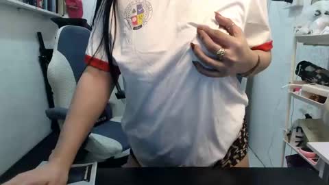 Snapshot of pinkyrosexx chatting on 02-04-25, 04:05 Rose online show from 02-04-25, 04:05