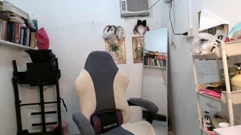 Snapshot of pinkyrosexx chatting on 02-04-25, 10:24 Rose online show from 02-04-25, 10:24