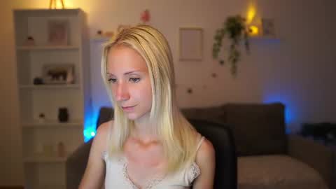 Snapshot of piper_perri_18 chatting on 07-07-26, 06:45 Piper Perri online show from 07-07-26, 06:45