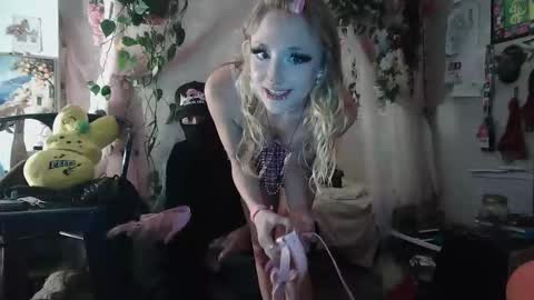 Snapshot of pixielovely chatting on 05-17-26, 04:43 pixielovely online show from 05-17-26, 04:43