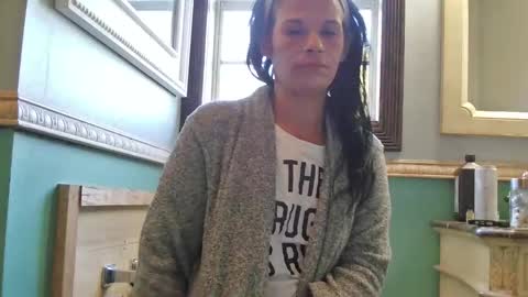 Snapshot of pixieluxxx chatting on 04-21-26, 12:33 PixieLuxXx online show from 04-21-26, 12:33