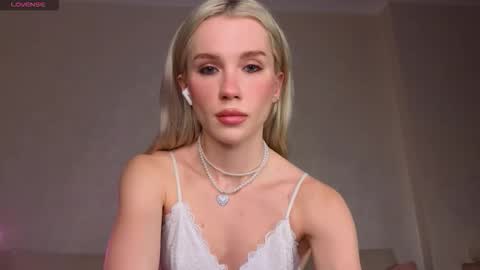 Snapshot of pixieprick chatting on 01-11-26, 06:57 Emmy and Edward online show from 01-11-26, 06:57