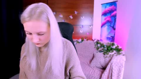 Snapshot of playful_sophie chatting on 12-28-24, 10:36 Sophie online show from 12-28-24, 10:36