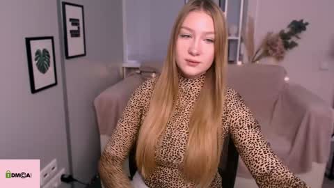 Snapshot of playful_sophie chatting on 01-04-25, 10:27 Sophie online show from 01-04-25, 10:27