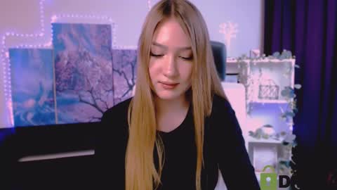 Snapshot of playful_sophie chatting on 02-19-25, 09:14 Sophie online show from 02-19-25, 09:14