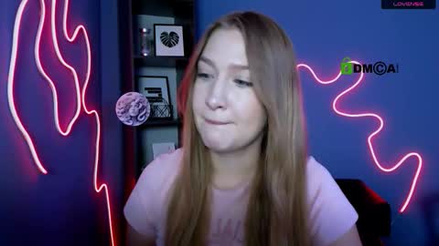 Snapshot of playful_sophie chatting on 09-30-25, 05:18 Sophie online show from 09-30-25, 05:18