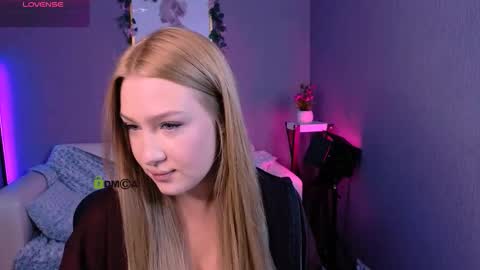 Snapshot of playful_sophie chatting on 10-17-25, 07:27 Sophie online show from 10-17-25, 07:27