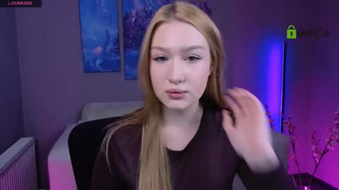 Snapshot of playful_sophie chatting on 11-16-25, 08:25 Sophie online show from 11-16-25, 08:25