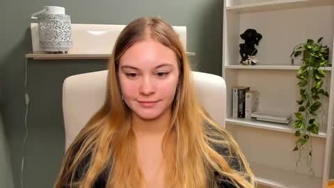 Snapshot of playgirl_valeria chatting on 12-21-24, 11:11 Valeria online show from 12-21-24, 11:11