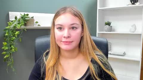 Snapshot of playgirl_valeria chatting on 01-11-25, 11:23 Valeria online show from 01-11-25, 11:23