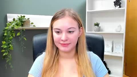 Snapshot of playgirl_valeria chatting on 01-18-25, 09:02 Valeria online show from 01-18-25, 09:02