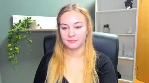 Snapshot of playgirl_valeria chatting on 01-19-25, 10:50 Valeria online show from 01-19-25, 10:50