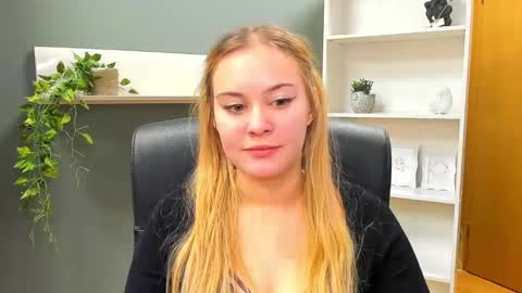 Snapshot of playgirl_valeria chatting on 01-19-25, 05:49 Valeria online show from 01-19-25, 05:49