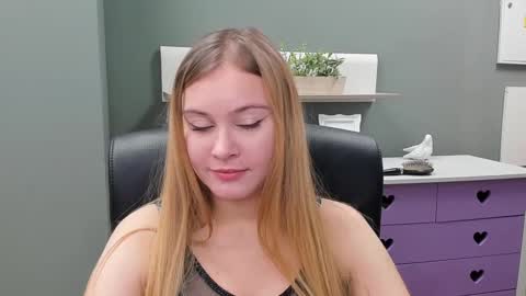 Snapshot of playgirl_valeria chatting on 02-09-25, 11:25 Valeria online show from 02-09-25, 11:25